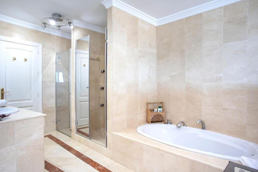 Estepona Luxury Seafront Penthouse With Parking Exterior photo